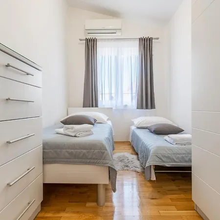 Iva With Sea View Apartman