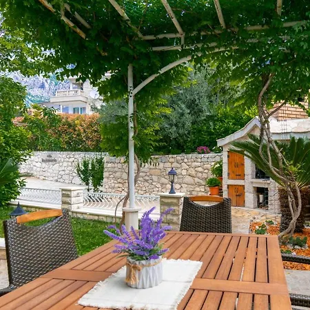Apartment Iva With Sea View