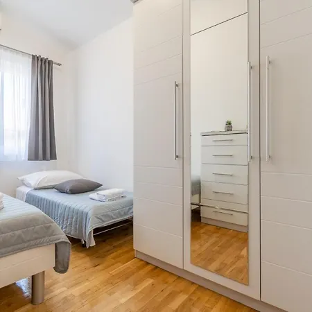 Iva With Sea View Apartment