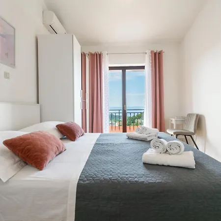 Iva With Sea View Apartament
